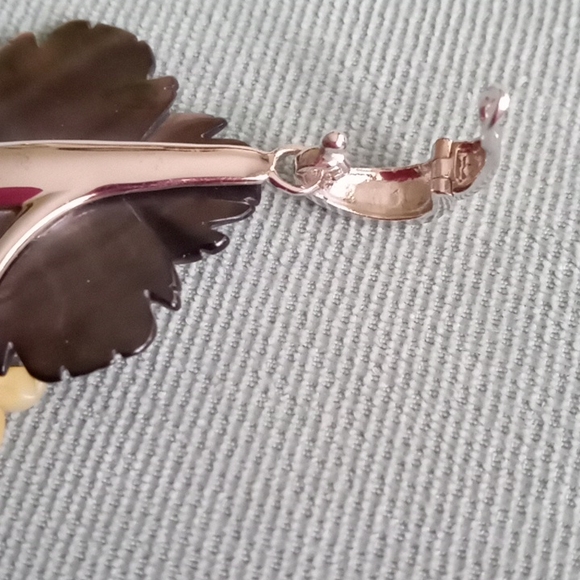 PEACOCK MOTHER OF PEARL FLORAL PENDANT - Picture 3 of 7